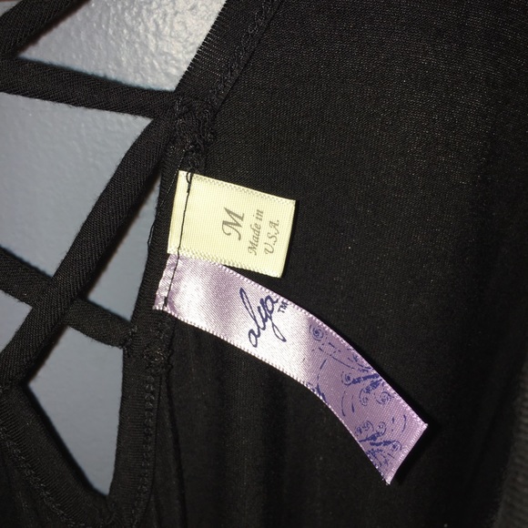 Alya • Little Black Dress Cold Shoulder LBD 🖤 - Picture 6 of 6